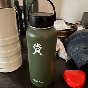 Hydro Flask Forest Green Bottle with Black Lid